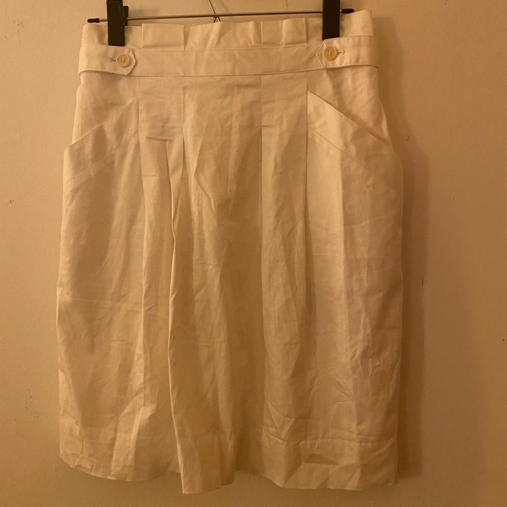 High wasted miniskirt with intricate design and pockets